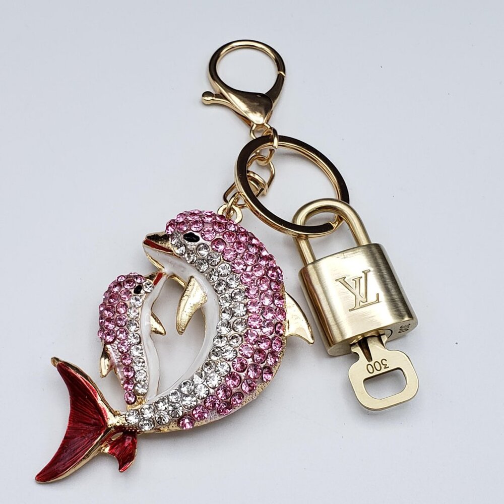 Authentic LV Gold Padlock & Key 🔑 Bag Charm / Unbranded Fish Keychain Combo - Picture 9 of 9